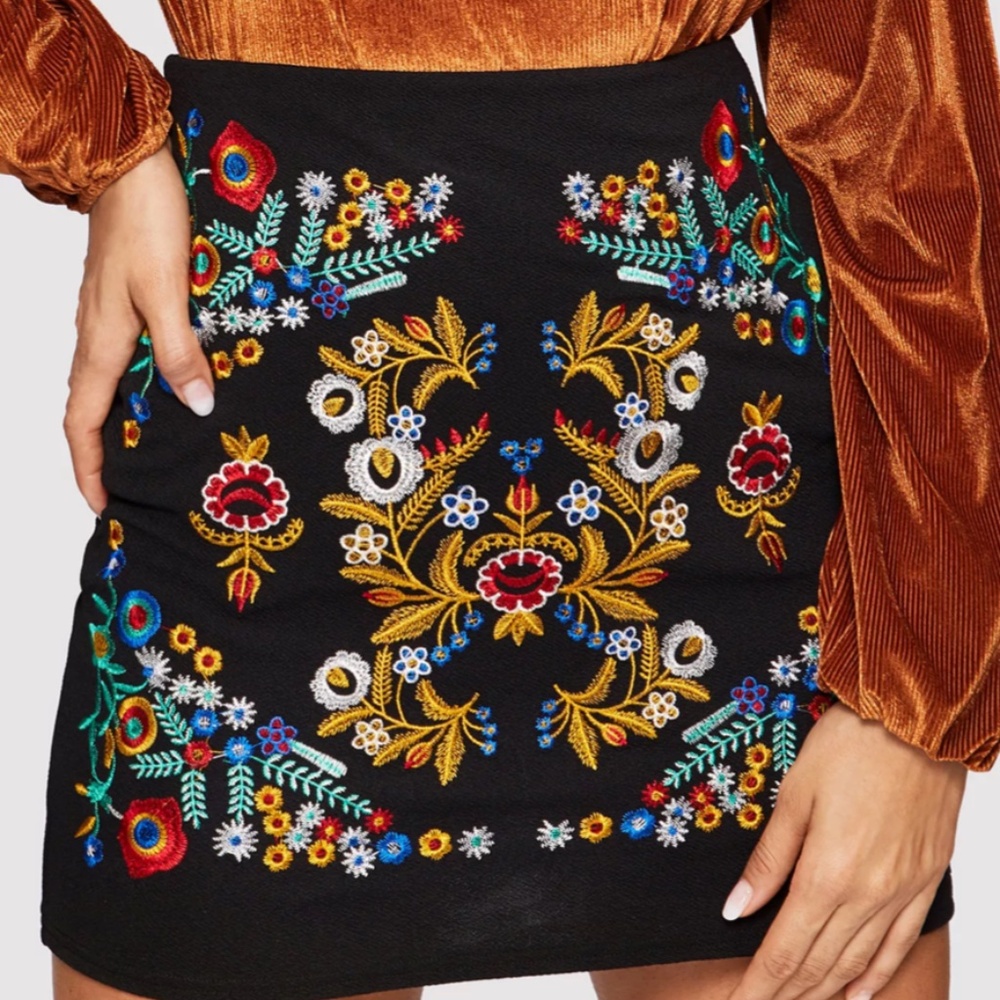 Botanical Embroidered High Rise Black Mini Skirt - Size Small
